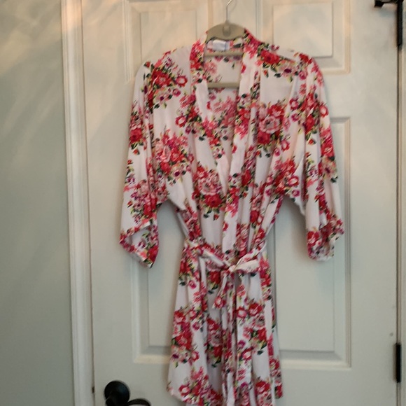 Short Floral Satin Robe Kimono Sleeve Bathrobe Wrap - Picture 2 of 8
